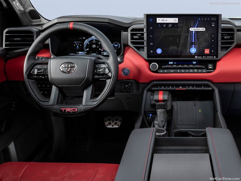 Toyota-Tundra-2022-dashboard